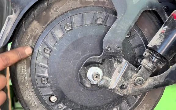 Hinterrad mit Motor am E-Scooter, Reifen mit Schlauch wird gewechselt