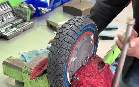 E-Scooter-Rad mit neuem Reifen im Schraubstock