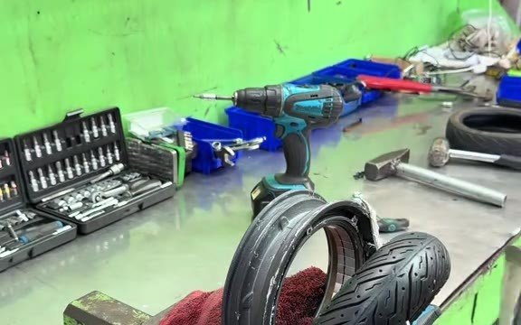 Neuer E-Scooter-Reifen auf der Werkbank