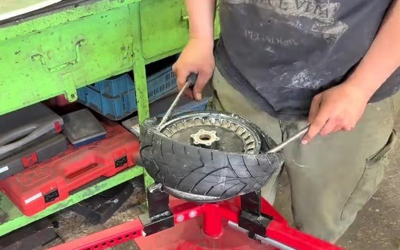 Schlauchloser Reifen am Hinterrad eines E-Scooters