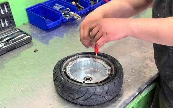 Ausgebaute Felge, schlauchloser Reifen wird montiert