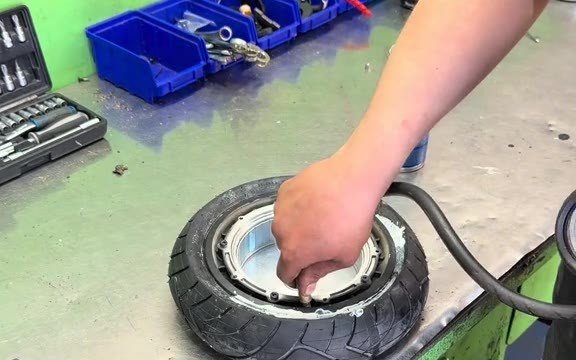 Schlauchloser Reifen wird auf die Felge gezogen