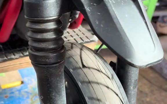 Vorderrad eines E-Scooters mit Vollgummi-Reifen