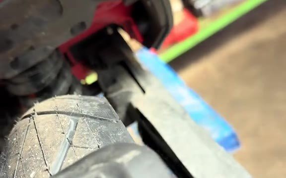 Vollgummi-Reifen am Hinterrad eines E-Scooters